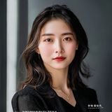 精品一区二区用户体验设计师苏梦琪，专业形象照，创意气质，展现精品平台的设计美学