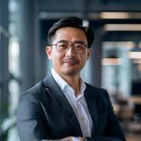 精品一区二区首席内容官陈明远，专业形象照，表情自信睿智，背景为现代化办公环境